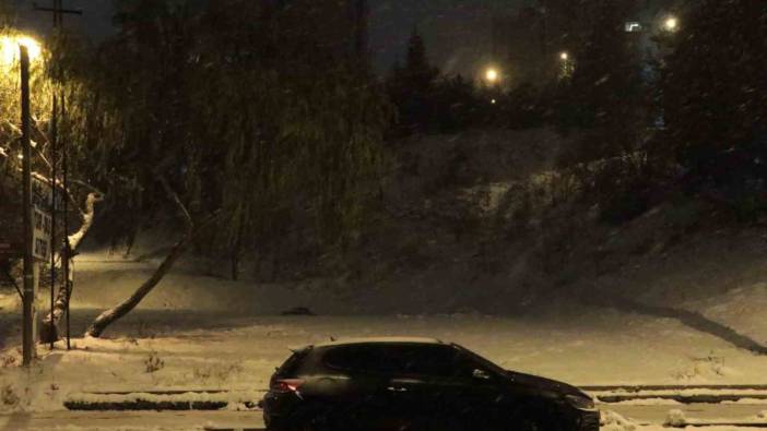 Ankara’da gece başlayan kar yağışı yolları kapattı