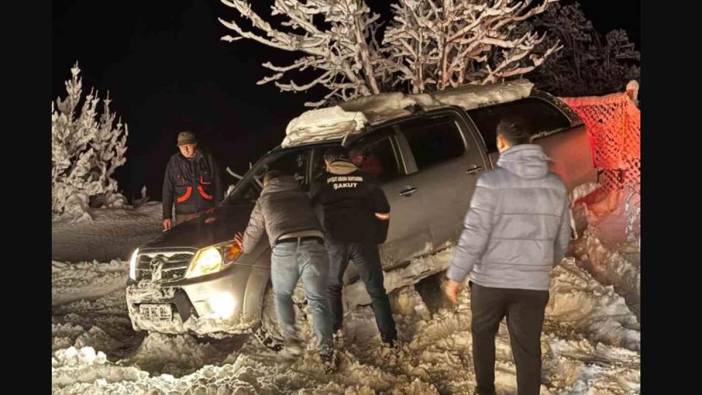 Artvin’de hasta taşıyan servisi minibüsü kara saplandı