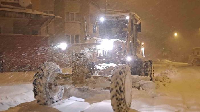 Bayburt’ta kar kalınlığı 80 santimetreyi buldu okullar yeniden tatil edildi