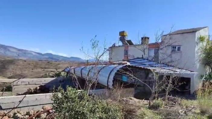 Antalya'da şiddetli fırtına çatıları uçurdu