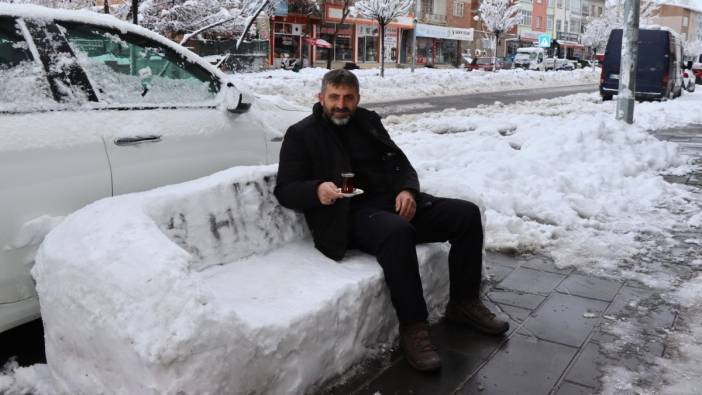 Erzurumlu esnaf kışın keyfini böyle çıkarttı! Kardan koltuk yapıp üstünde çay içti