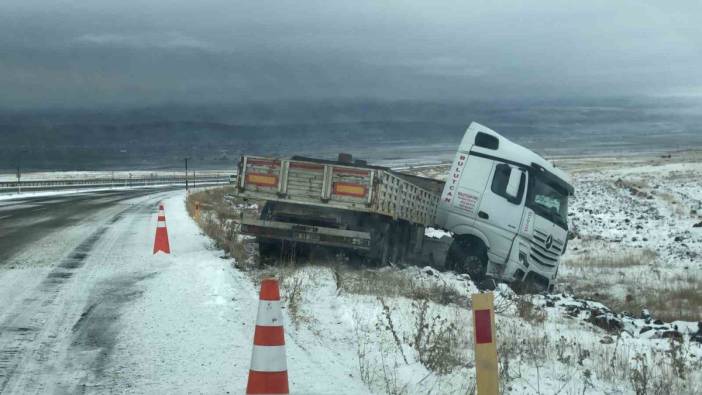 Kars’ta buzlanan yolda giden tır kayarak şarampole düştü