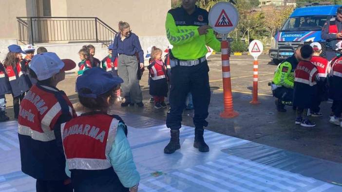 Jandarma anaokulu öğrenci ve öğretmenlerine trafik eğitimi verildi