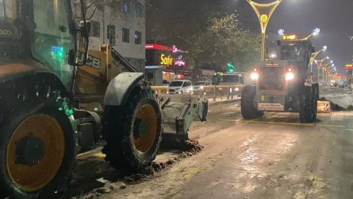 Erzincan’da karla mücadelede yoğun mesai harcanıyor