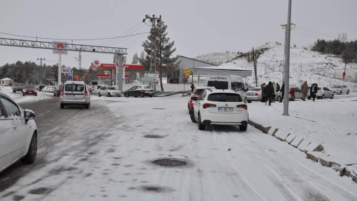 Kars’ta yollar buz pistine döndü onlarca insan mahsur kaldı