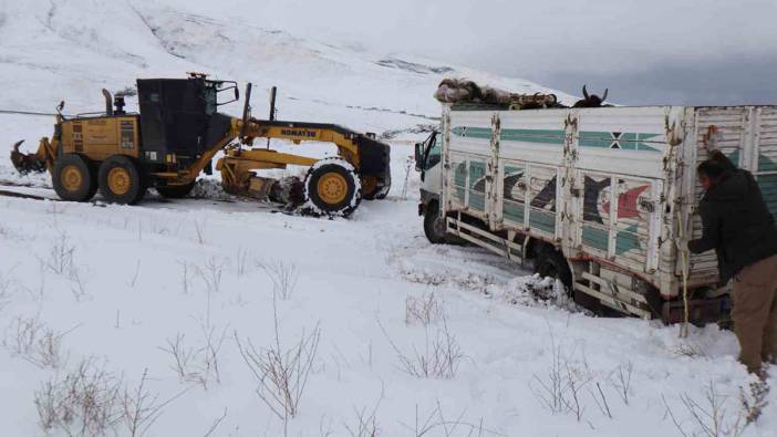 Iğdır’da karla kaplı mezra yolları trafiğe açıldı