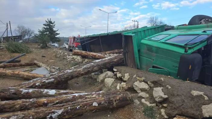 Safranbolu'da tomruk yüklü kamyon devrildi: 2 ölü