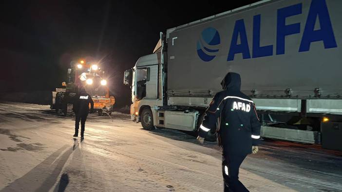 Ardahan’da kar ve tipi esareti: 4 tır yolda kaldı