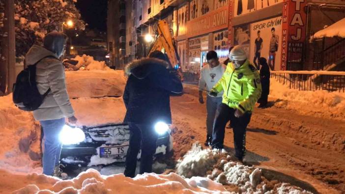 Bayburt’ta kara saplanan Mercedes marka otomobilin yardımına çevredekiler yetişti