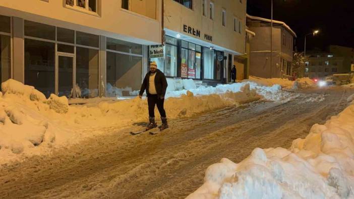 Kayak tutkunu Bayburtlu vatandaş caddede kaydı