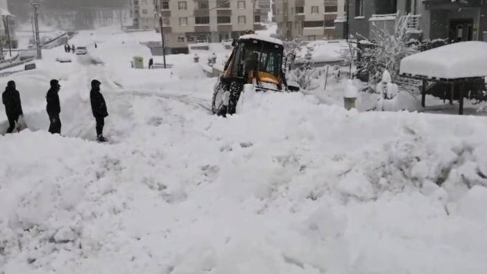 Bayburt’ta kar kalınlığı 80 santimetreye ulaştı