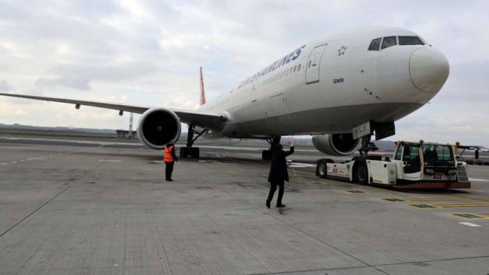 THY'nin Sidney uçuşları başladı. Avustralya Başkonsolosu uçağın arkasında su döktü