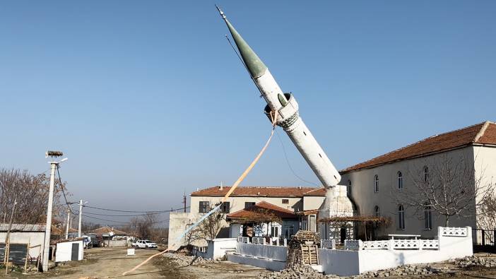 Keşan’da hasar gören minare kontrollü yıkıldı