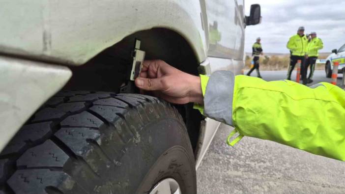 Trafik ekiplerinden kış lastiği denetimi