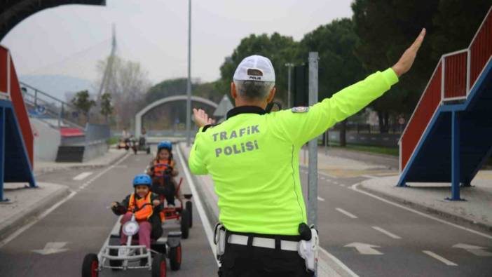 Çocuklar trafik parkuruna çıktı! Kavşaklar polisle doldu