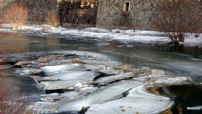 Bayburt’ta soğuk hava etkisini gösteriyor: Çoruh Nehri buz tuttu