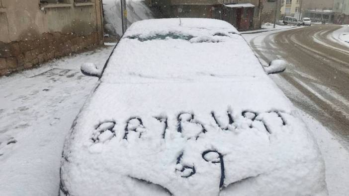 Bayburt kara teslim oldu: Çatı saçaklarındaki buz sarkıtları ekiplerce temizleniyor