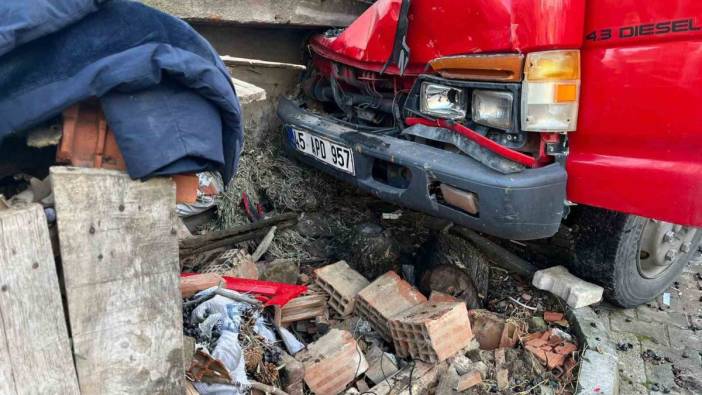 Manisa'da zeytin yüklü kamyonet eve çarptı. 1 ölü, 2 yaralı