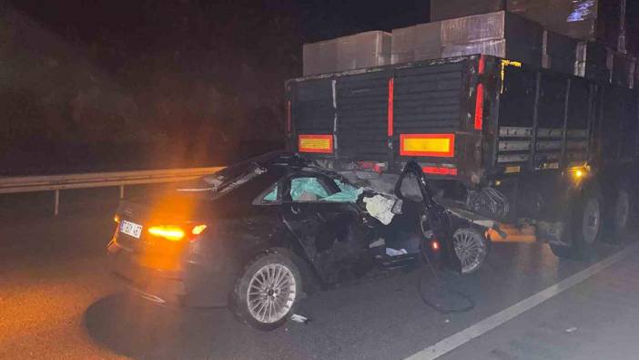 Burdur’da feci kaza: TIR’ın alına geren otomobilden mucize kurtuluş