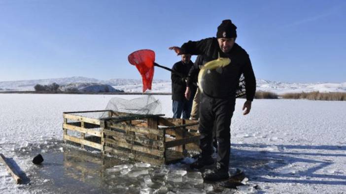 Sivas’ta buz tutan gölde ilginç balık avı: Eskimo usulü