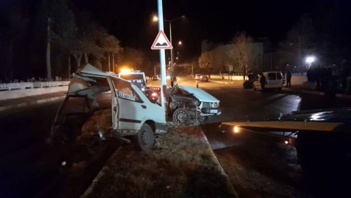 Edirne'de feci kaza can aldı! Otomobil seyir halindeyken ortadan ikiye bölündü