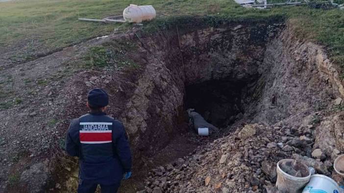 Jandarma bağ evinin bahçesindeki kaçak kazıyı ortaya çıkardı