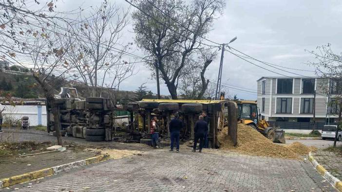 Beylikdüzü’nde facia.! Yol çöktü kamyon devrildi