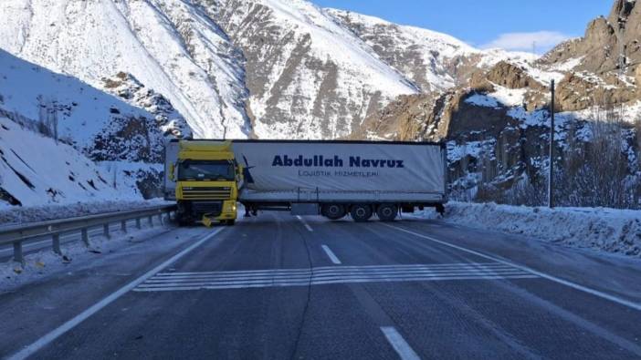 Oltu yol ayrımında Tır kazası