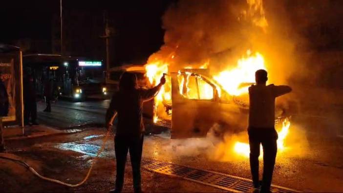 Kocaeli'de balık taşıyan araç cayır cayır yandı, sürücü son anda kurtuldu