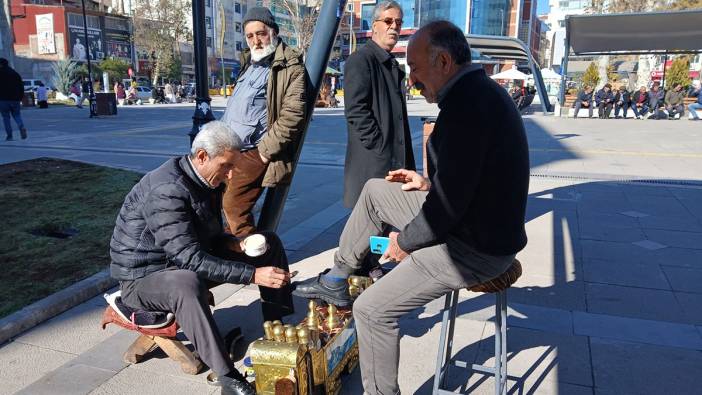 35 yıldır ayakkabı boyayarak evini geçindiriyor: Okumadığım için pişmanım