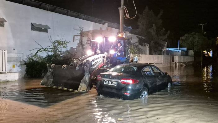 Bodrum’u sağanak vurdu. Ev ve işyerini su bastı