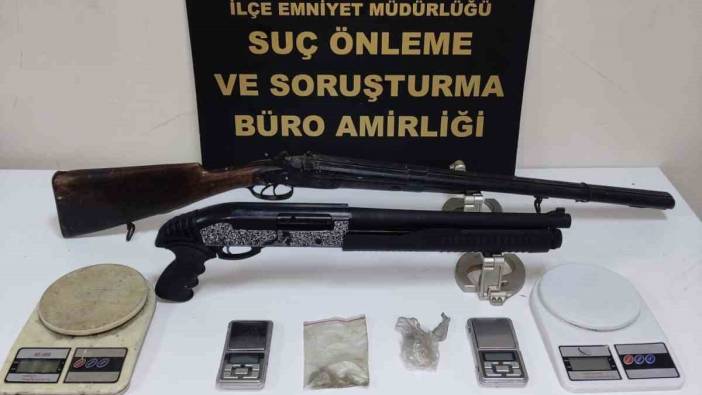 Uyuşturucu ticareti yapmaktan aranan firari arkadaşlarıyla 3 polisi yaraladı