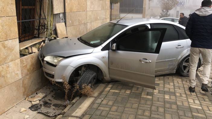 Elazığ’da kaza: Önce araca, sonrada binanın duvarına çarptı. 2 yaralı