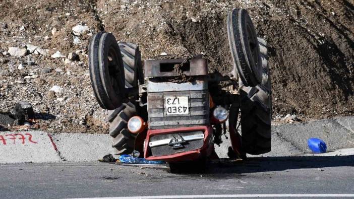 Kamyonet ile çarpışan traktör ters döndü