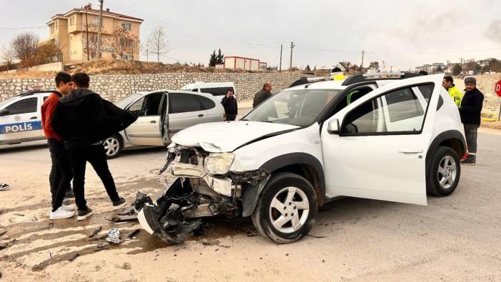 Adıyaman'da iki otomobil çarpıştı