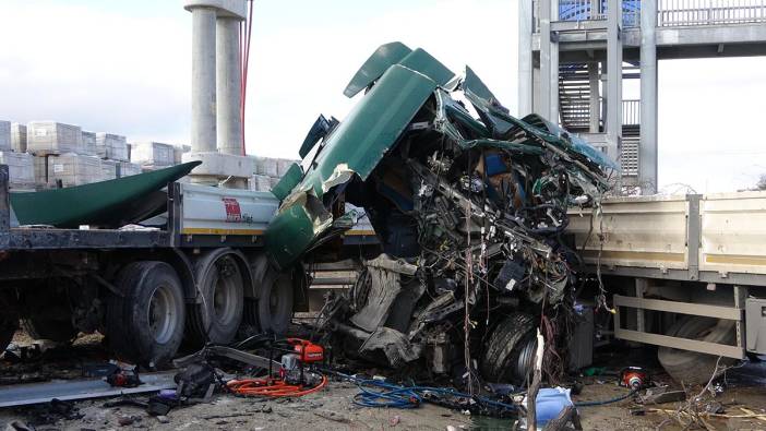 Bariyeri aşan TIR karşı şeritten gelen TIR’a çarptı: 1 ölü 1 yaralı