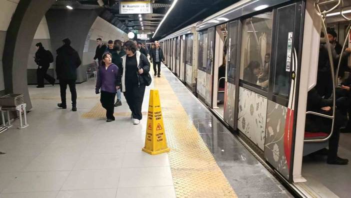 Yenibosna’da metro istasyonunun tavanından sular aktı