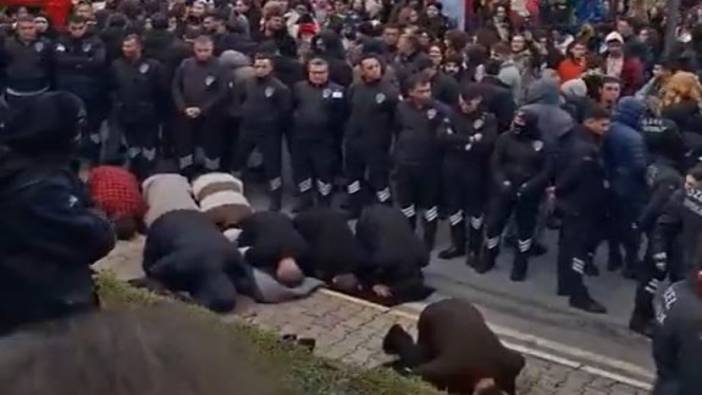 YTÜ'de yılbaşı krizi! Çam ağacı önünde namaz