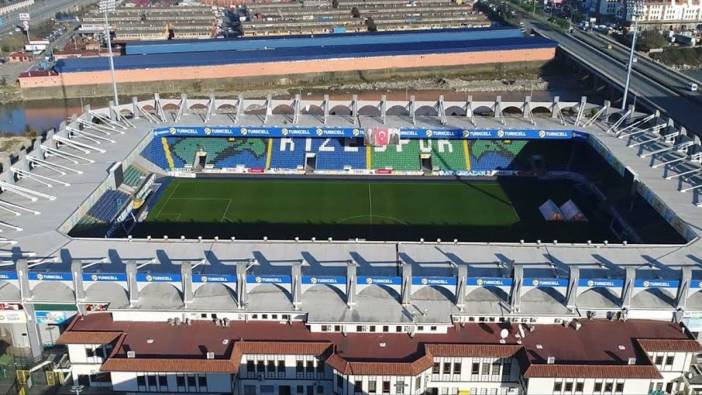 Çaykur Rizespor’un stadını su bastı. Fırtına ve dev dalgalar fena vurdu