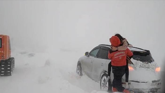 Kar ve tipiden mahsur kalan Gürcistan uyruklu 6 kişi AFAD tarafından kurtarıldı