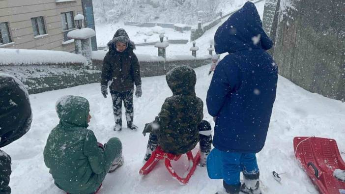 Artvin’deki kar esareti çocuklara eğlence oldu