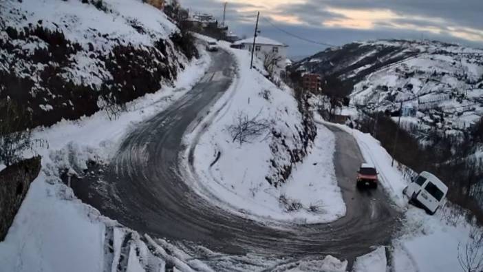 Trabzon’da virajı alamayan minibüs uçuruma yuvarlandı