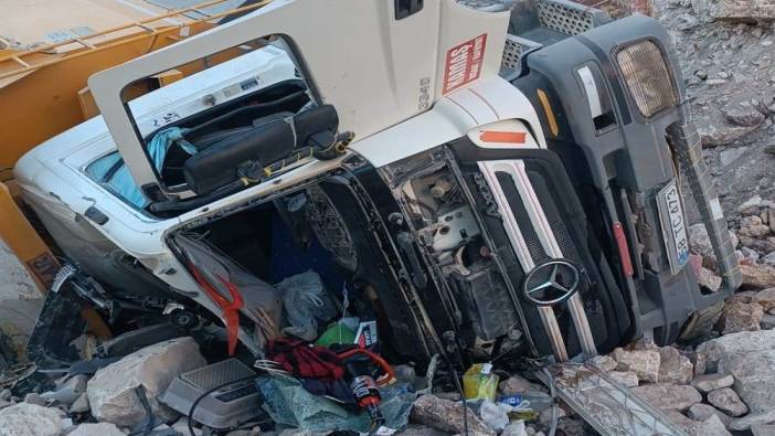 Adıyaman'da feci kaza! Şarampole devrilen hafriyat kamyonunun şoförü hayatını kaybetti