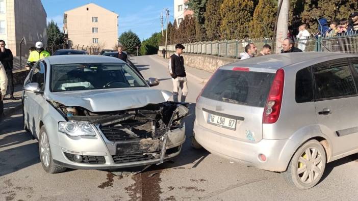 Bursa'da otomobiller birbirine girdi: 4 yaralı