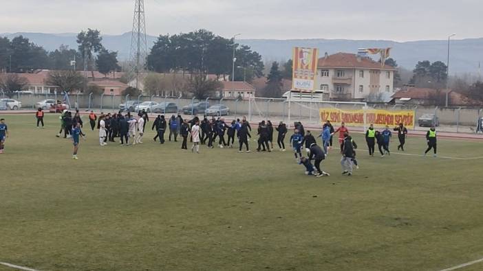 Amatör maçta saha karıştı, polis ekipleri güçlükle ayırdı