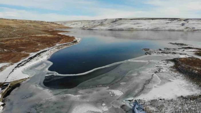 Termometrelerin eksi 15'i gösterdiği Kars Barajı'nın yüzeyi buz tuttu