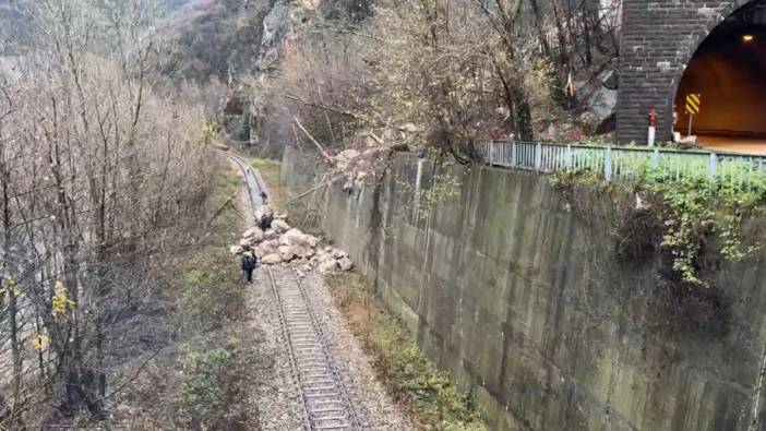 Karabük’te heyelan: Demir yolu çift taraflı ulaşıma kapandı