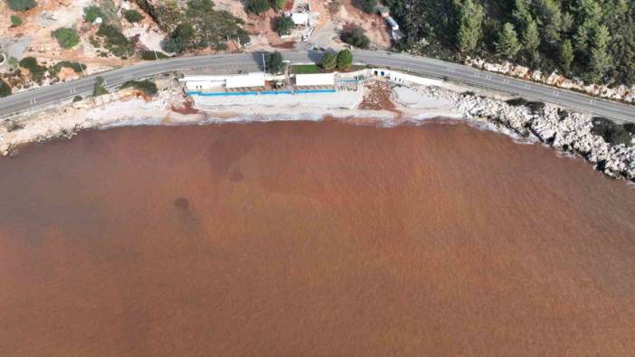 Antalya'da sağanak sonrası deniz çamura döndü