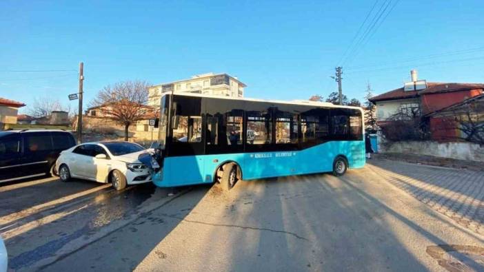 Kırıkkale'de halk otobüsü ile otomobil çarpıştı! yaralılar var