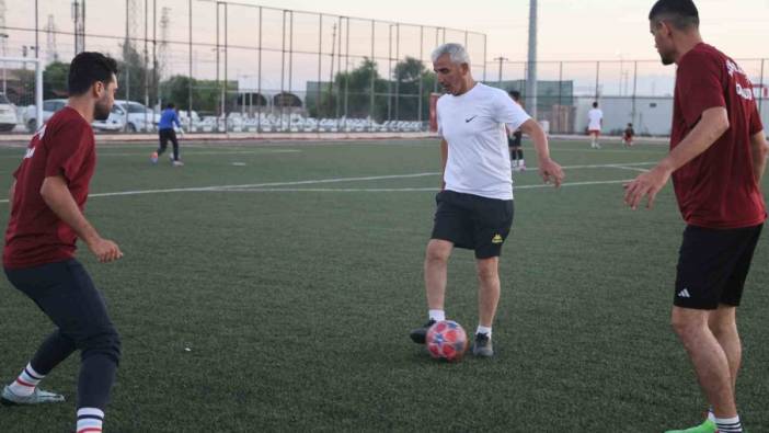 55 yaşındaki futbolcu başkan, babalarıyla birlikte futbol oynadığı gençlerle sahada ter döküyor